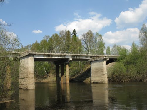 Мост через реку фото