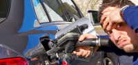 4 причины, почему после заправки в авто пахнет бензином – это опасно?