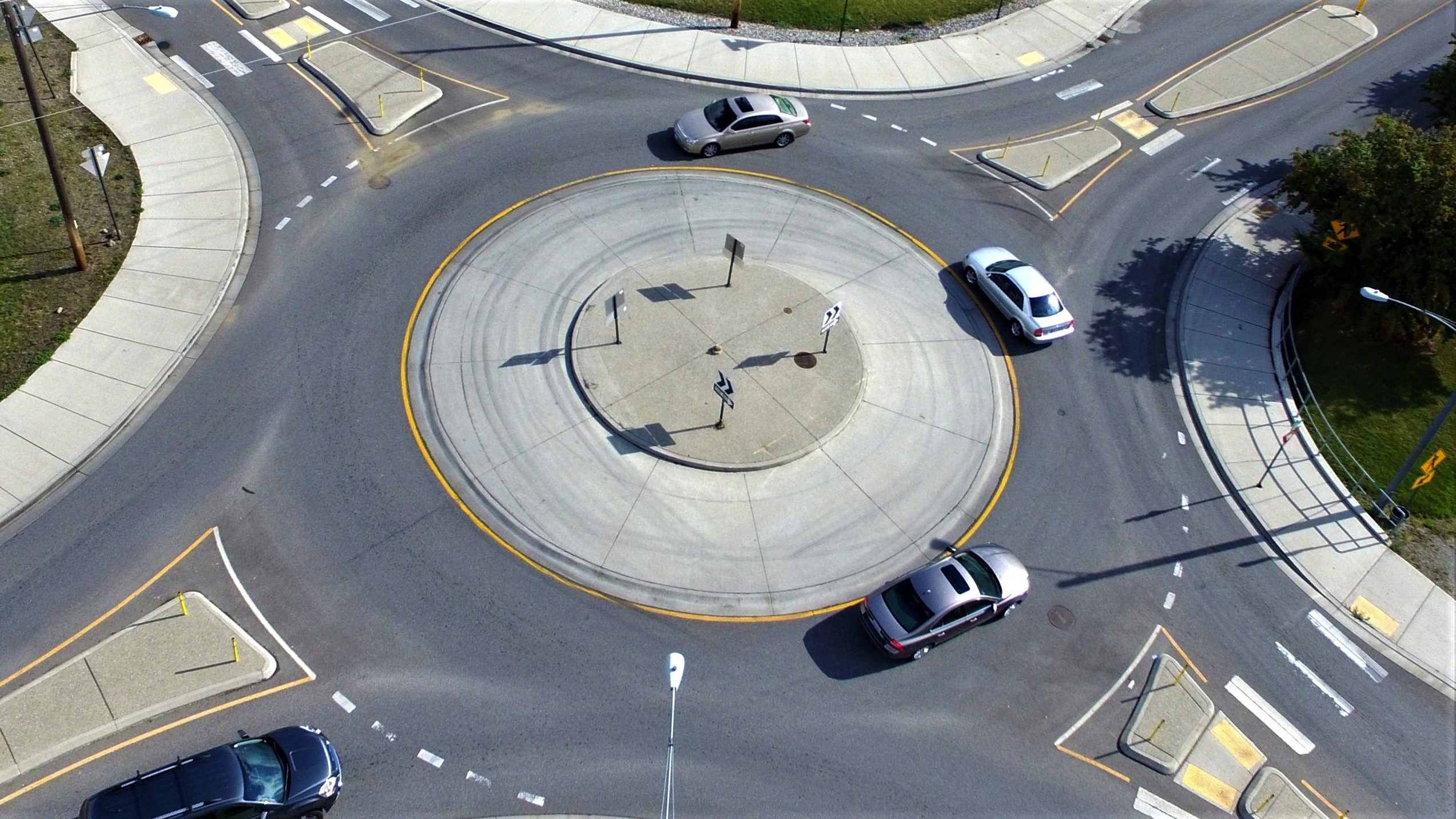 Кольцевой ввод. Roundabout кольцевой перекрёсток. 4.3 Круговое движение. Дорожное кольцо. Перекресток сткруговым движением.