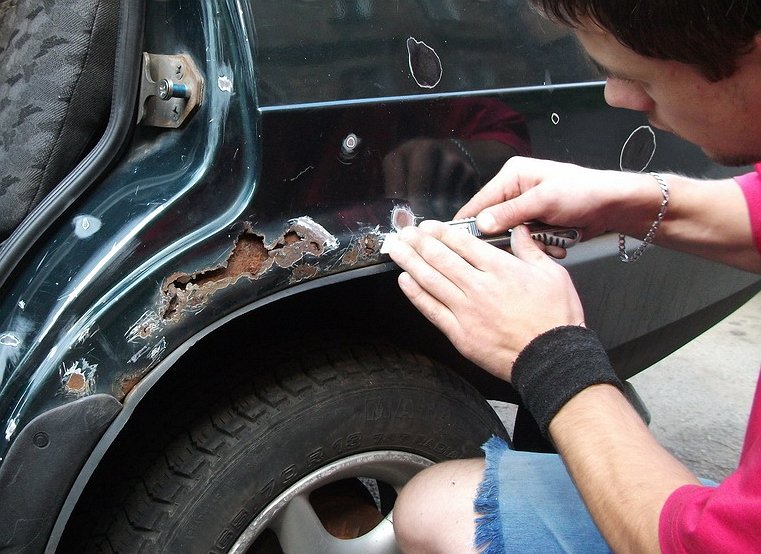 Гнойники на автомобиле могут быть устранены владельцем без посещения мастерской по покраске автомобилей